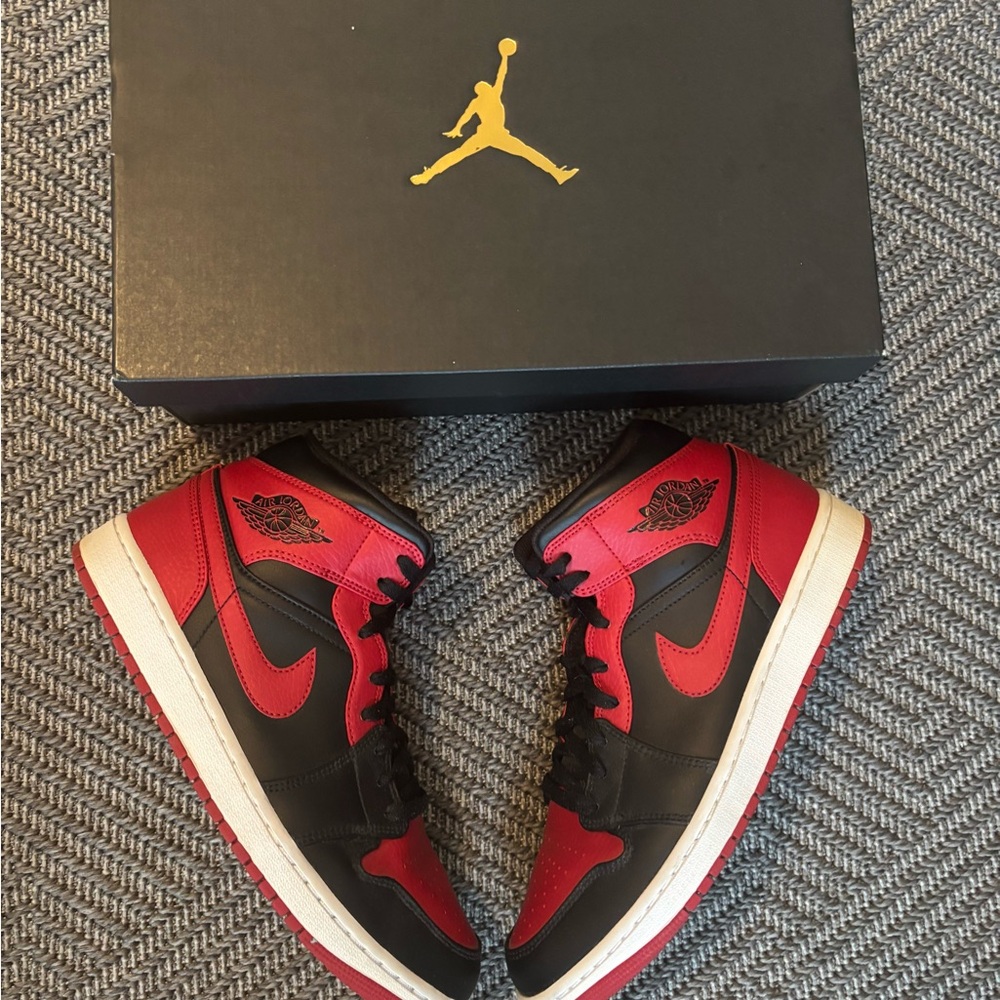 Size 10 - Jordan 1 Mid Banned 2020 554724-074